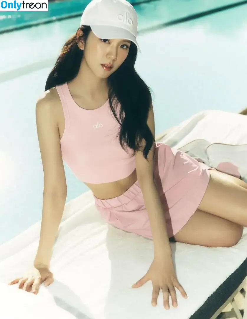 Jisoo nude photo #1388 (BLACKPINK / qenshizu / sooyaaa__)