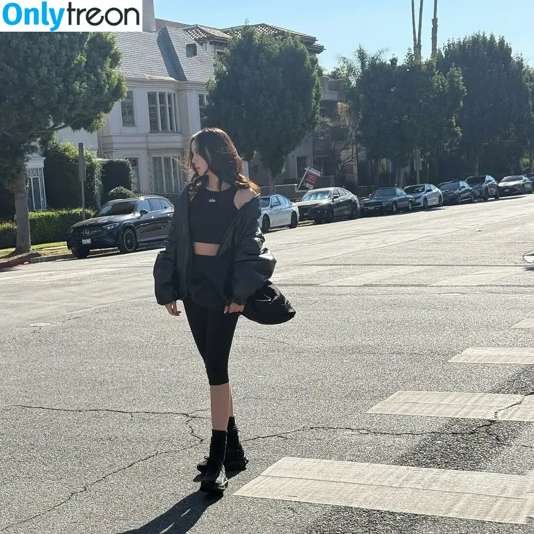 Jisoo nude photo #1392 (BLACKPINK / qenshizu / sooyaaa__)