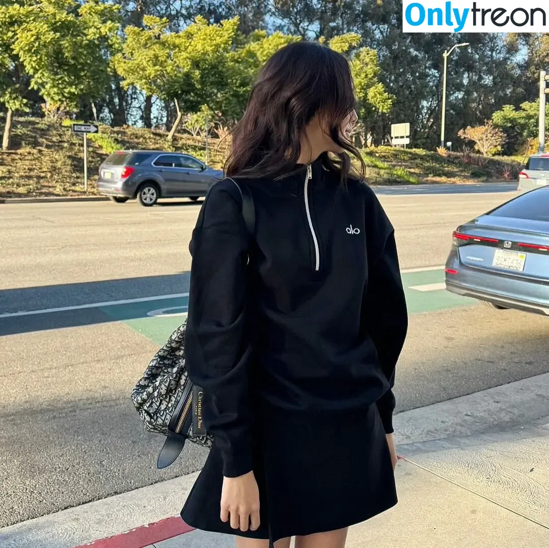 Jisoo nude photo #1393 (BLACKPINK / qenshizu / sooyaaa__)