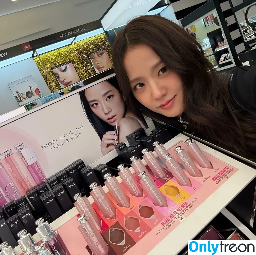 Jisoo nude photo #1394 (BLACKPINK / qenshizu / sooyaaa__)