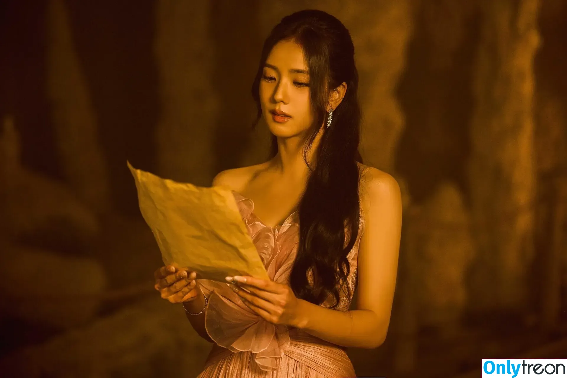 Jisoo nude photo #1705 (BLACKPINK / qenshizu / sooyaaa__)