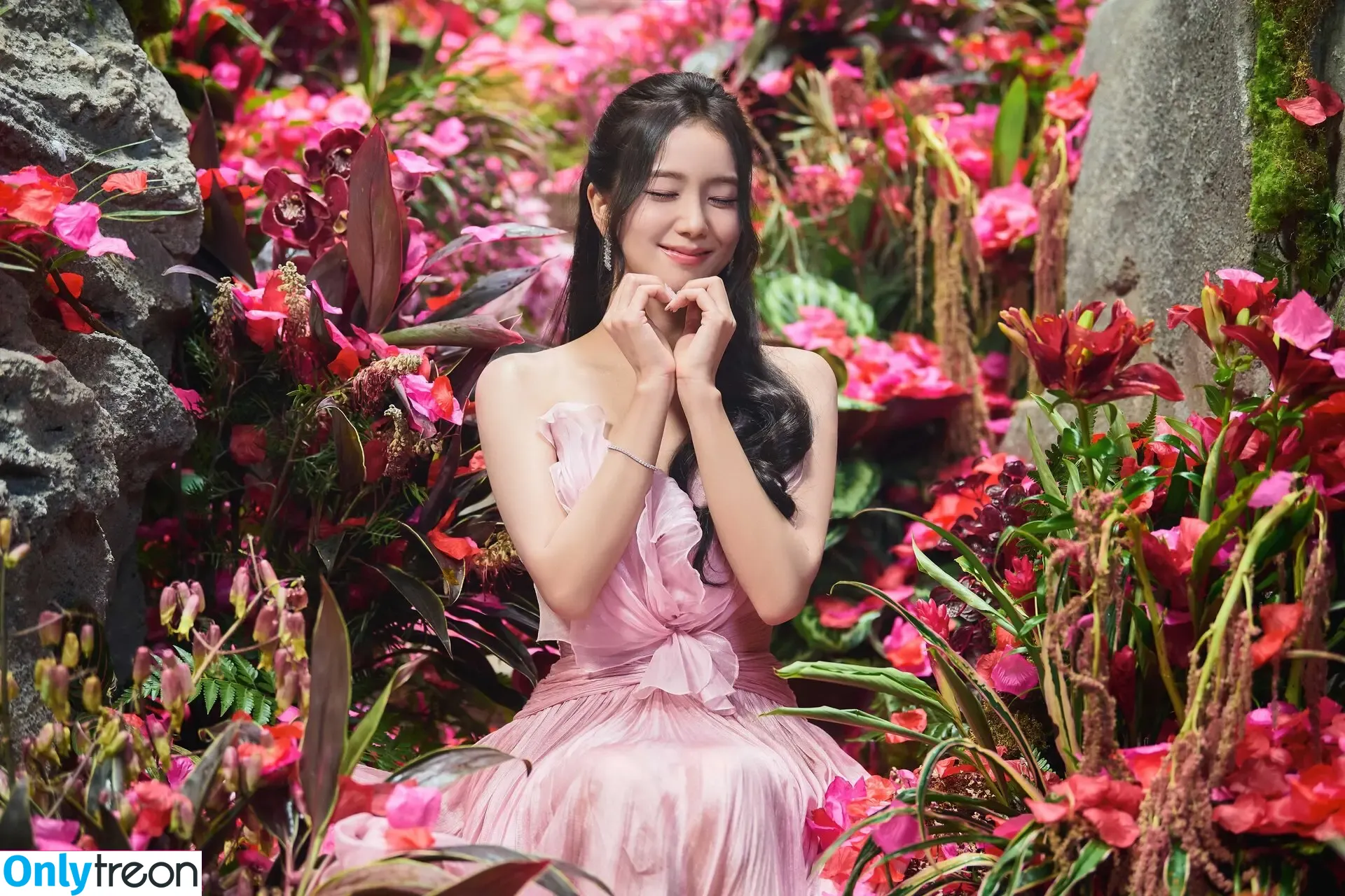 Jisoo nude photo #1711 (BLACKPINK / qenshizu / sooyaaa__)