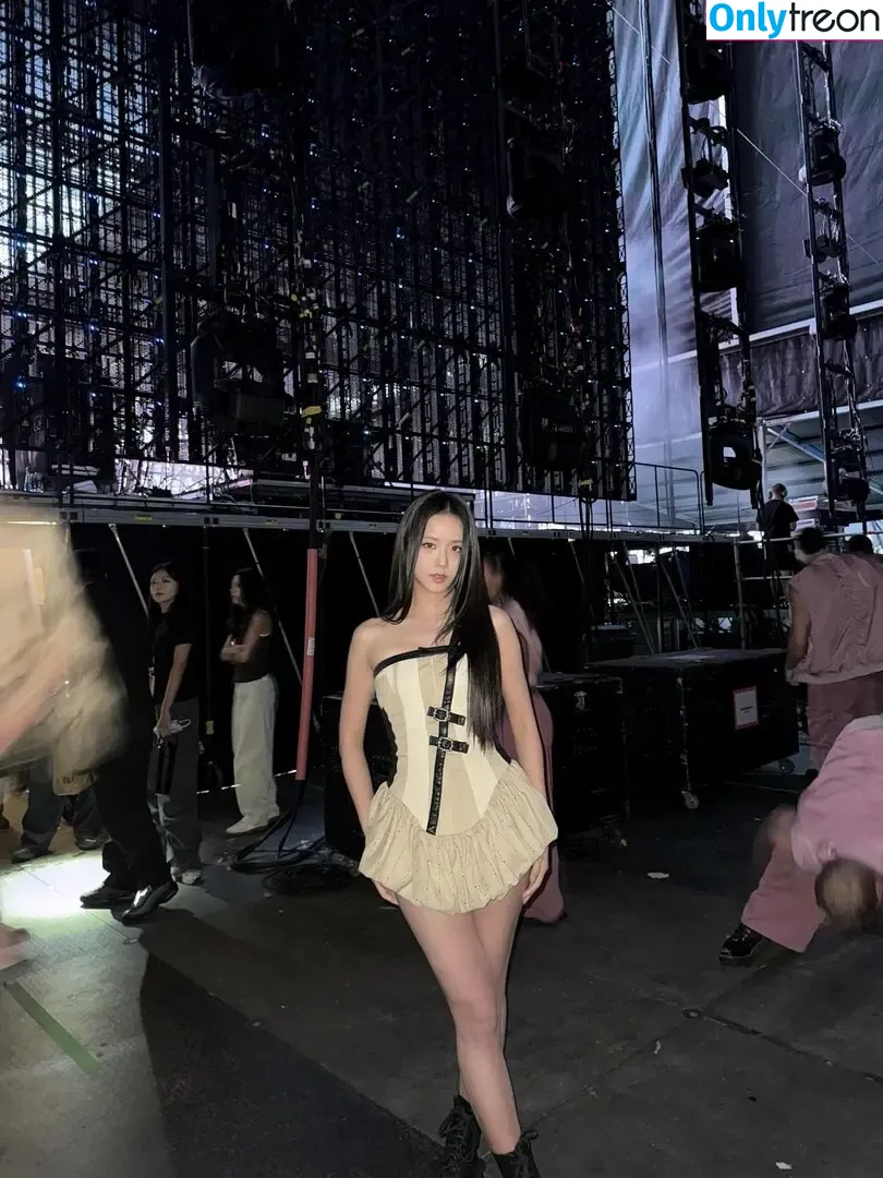 Jisoo nude photo #1728 (BLACKPINK / qenshizu / sooyaaa__)