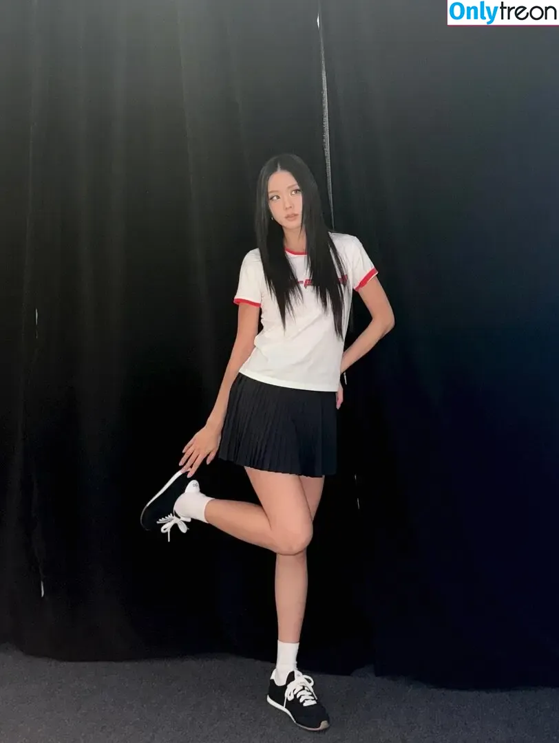 Jisoo nude photo #1762 (BLACKPINK / qenshizu / sooyaaa__)