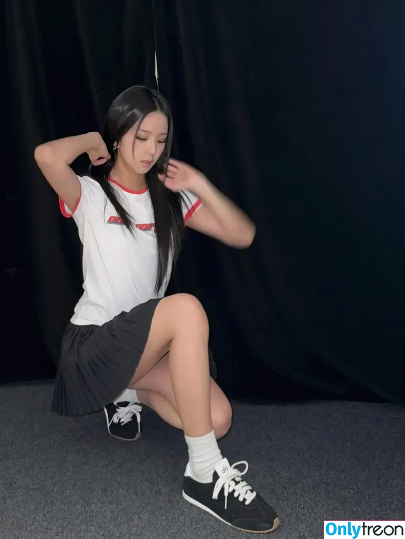 Jisoo nude photo #1766 (BLACKPINK / qenshizu / sooyaaa__)