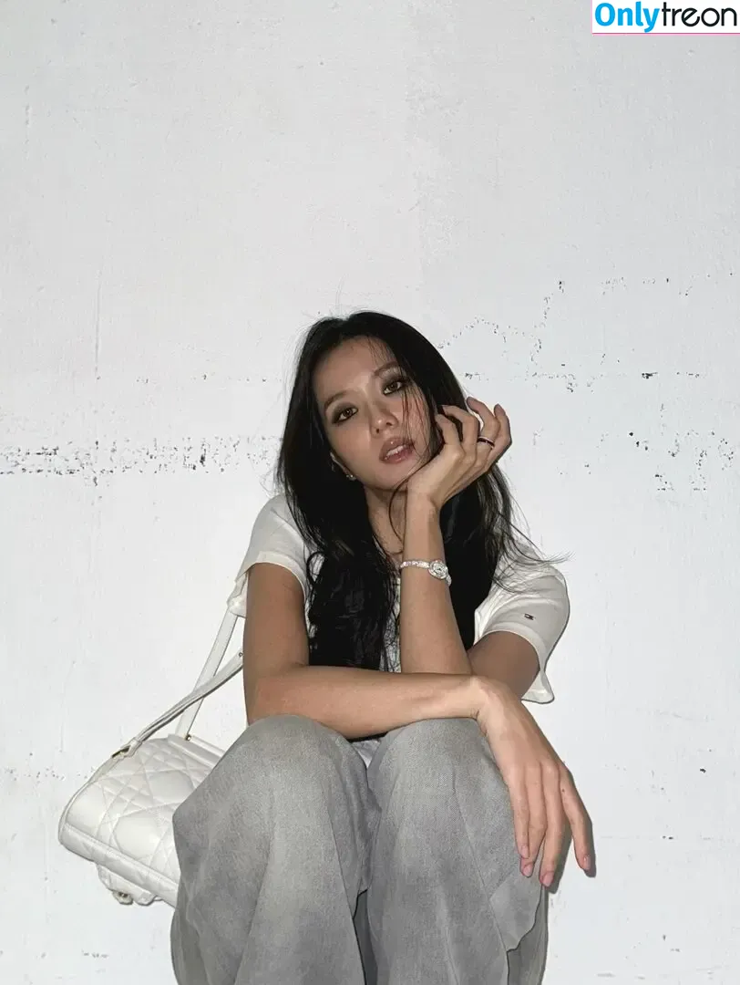 Jisoo nude photo #1778 (BLACKPINK / qenshizu / sooyaaa__)