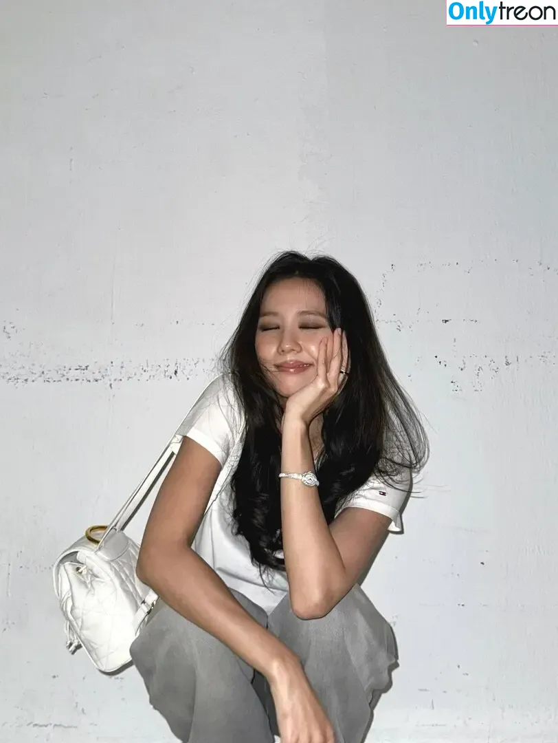 Jisoo nude photo #1779 (BLACKPINK / qenshizu / sooyaaa__)