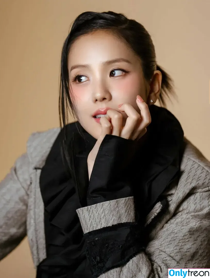 Jisoo nude photo #1804 (BLACKPINK / qenshizu / sooyaaa__)