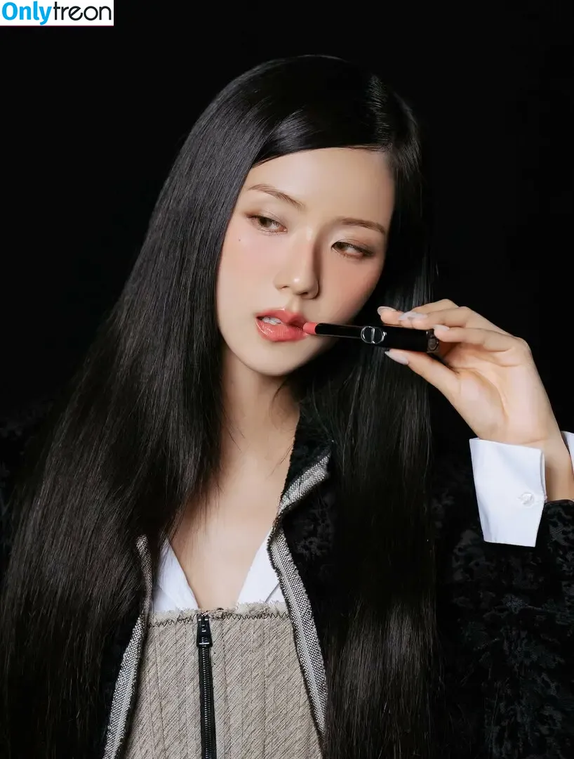 Jisoo nude photo #1808 (BLACKPINK / qenshizu / sooyaaa__)