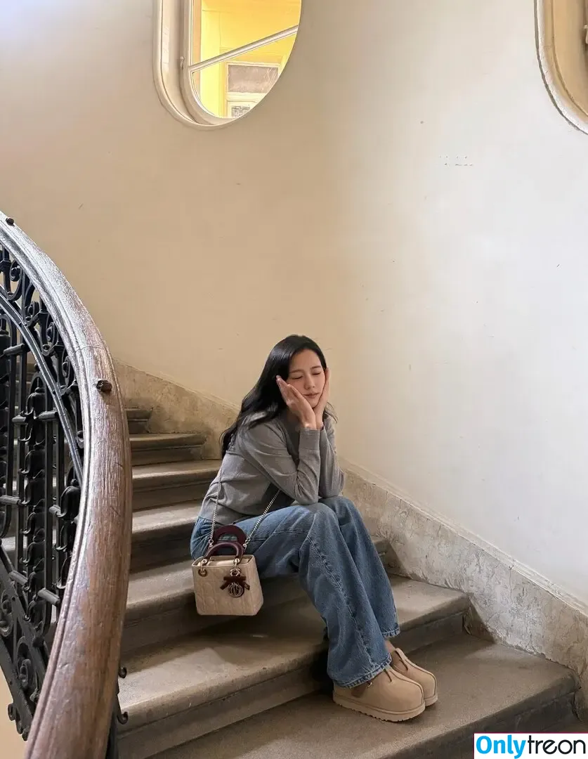 Jisoo nude photo #1816 (BLACKPINK / qenshizu / sooyaaa__)