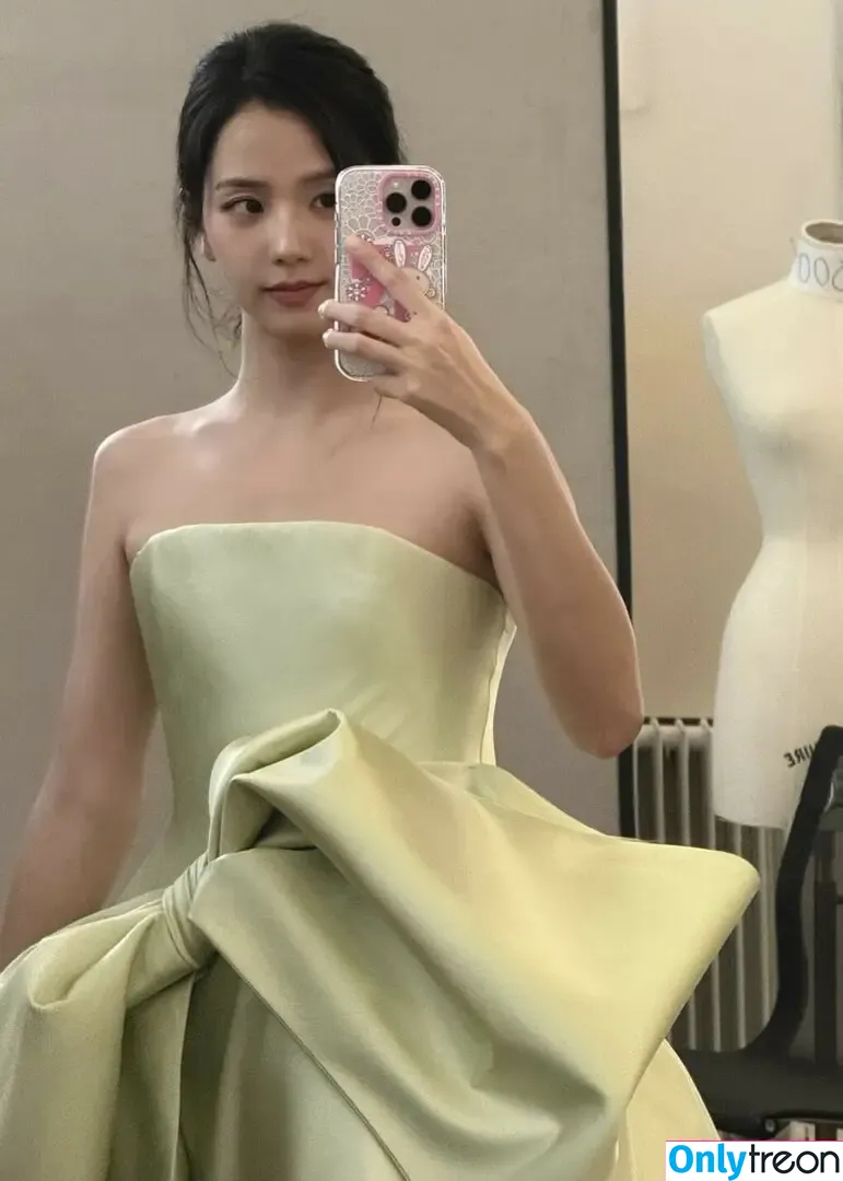 Jisoo nude photo #1823 (BLACKPINK / qenshizu / sooyaaa__)
