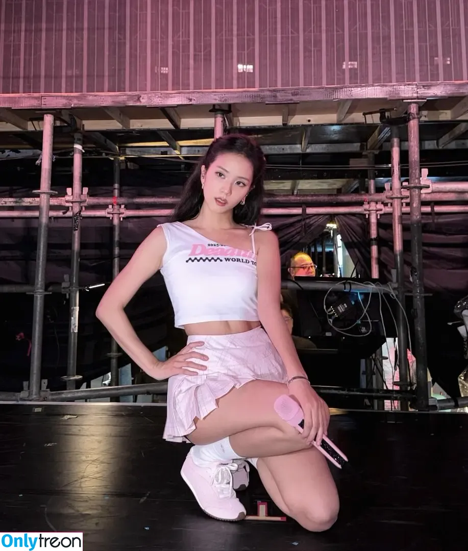 Jisoo nude photo #1904 (BLACKPINK / qenshizu / sooyaaa__)