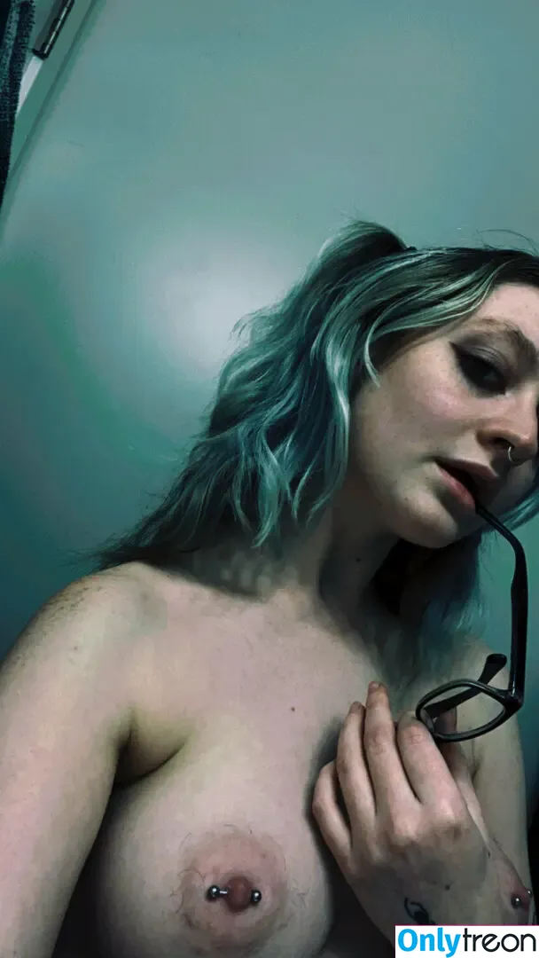 jitterybug nude photo #0121 (ittybittybugg_ / salemthebugg)
