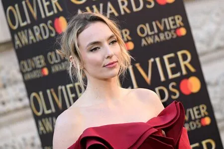 Jodie Comer / jodiemcomer фото голая #0155