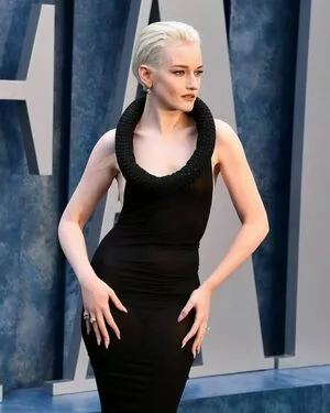 Julia Garner / juliagarnerofficial nude photo #0031