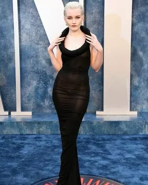 Julia Garner / juliagarnerofficial nude photo #0033