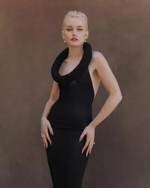 Julia Garner / juliagarnerofficial nude photo #0034