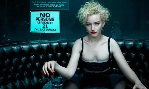 Julia Garner / juliagarnerofficial nude photo #0037