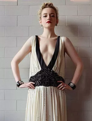 Julia Garner / juliagarnerofficial nude photo #0042