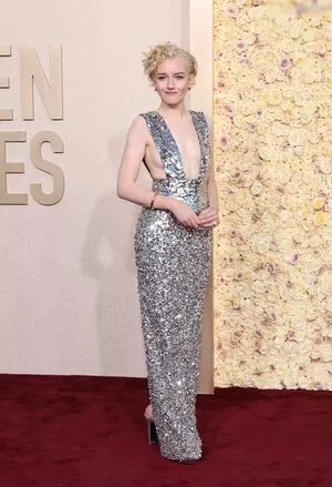 Julia Garner / juliagarnerofficial nude photo #0071
