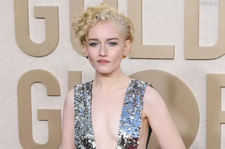 Julia Garner / juliagarnerofficial nude photo #0076