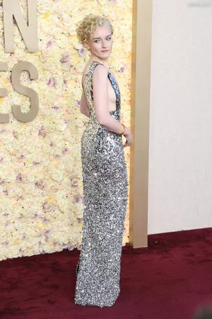 Julia Garner / juliagarnerofficial nude photo #0079