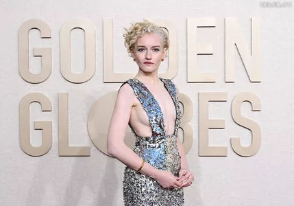 Julia Garner / juliagarnerofficial nude photo #0080