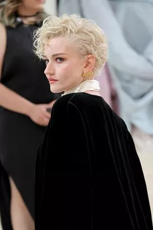 Julia Garner / juliagarnerofficial nude photo #0094