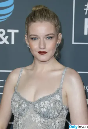 Julia Garner / juliagarnerofficial фото голая #0179