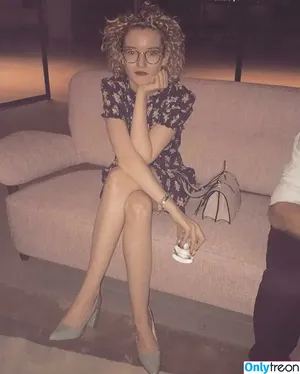 Julia Garner / juliagarnerofficial фото голая #0180