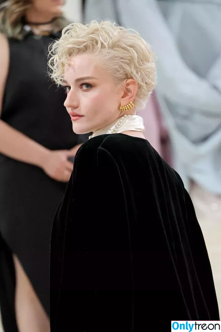 Julia Garner голая photo #0094 (juliagarnerofficial)