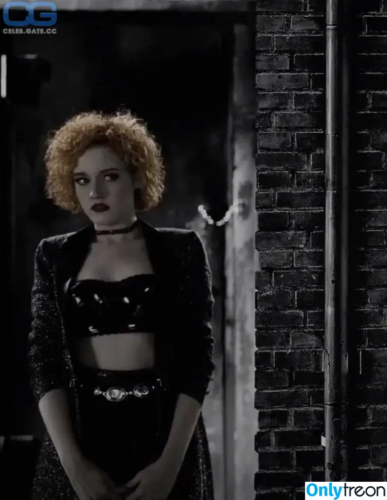 Julia Garner nude photo #0182 (juliagarnerofficial)