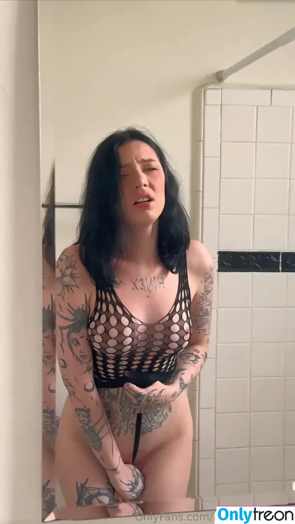 Julia Molligan | molliganbitch nude photo #0046 (molliganbitch / mollyandgun)