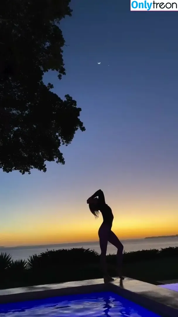 Julianne Hough nude photo #1311 (juleshough)