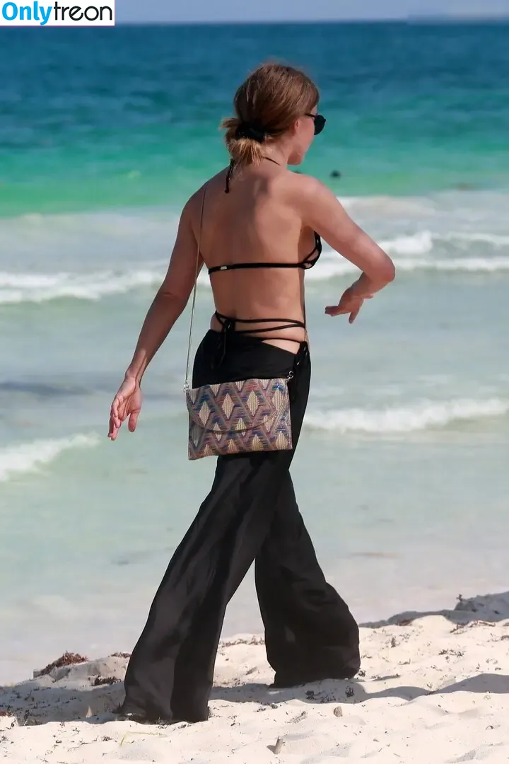 Julianne Hough nude photo #1450 (juleshough)