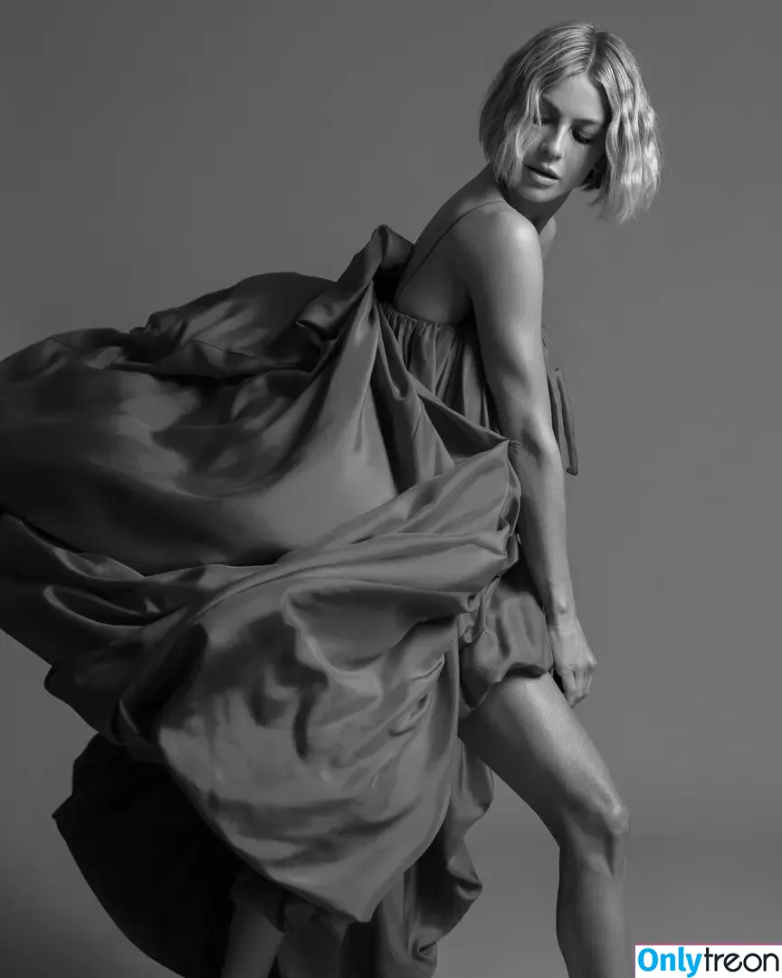 Julianne Hough nude photo #1772 (juleshough)