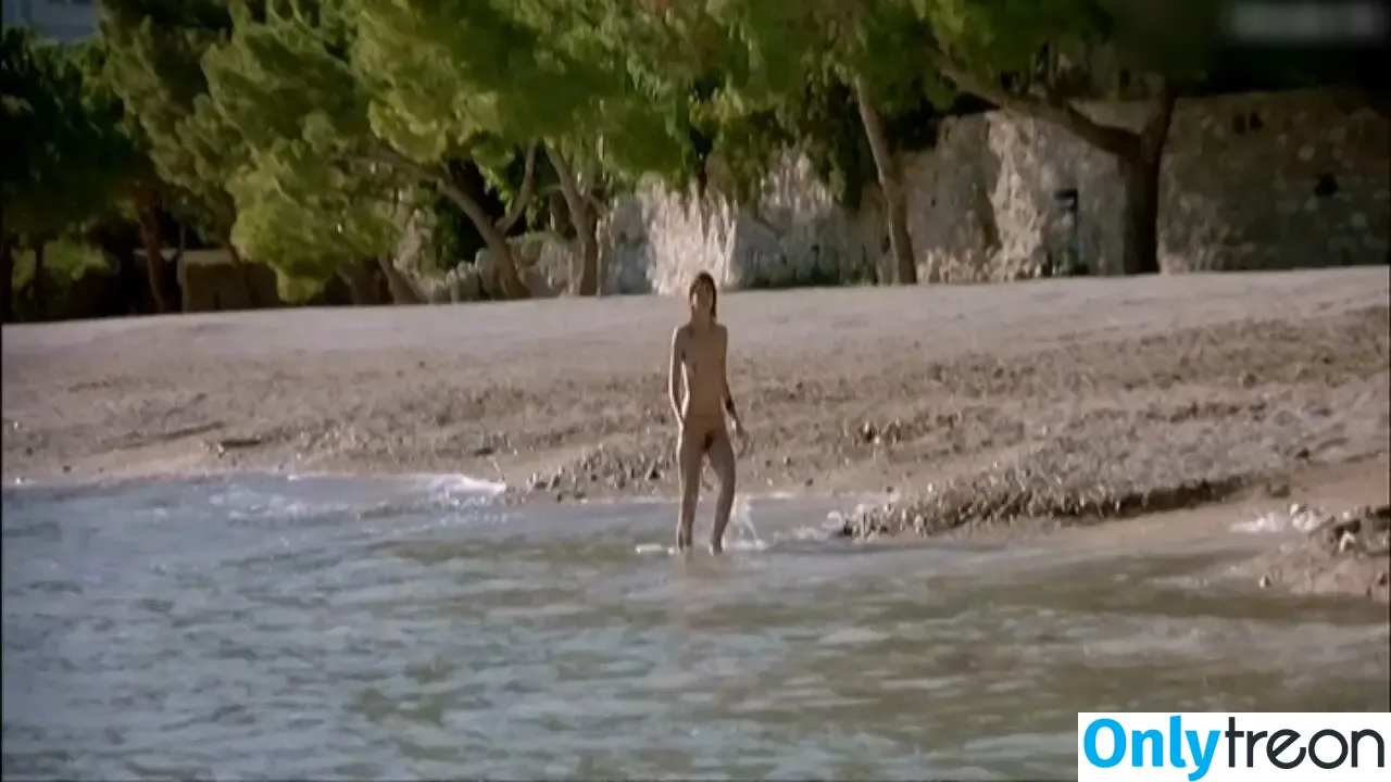 Julie Gayet nude photo #0021 (Julie Gayet)