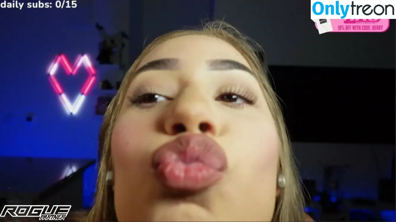 jxcberry nude photo #0008 (yellatmemommy)