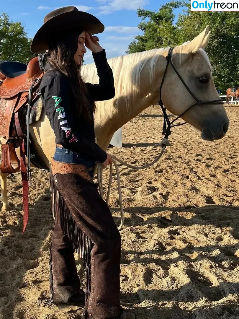 Kacey Musgraves nude photo #0372 (heavenlyyhazel / spaceykacey)