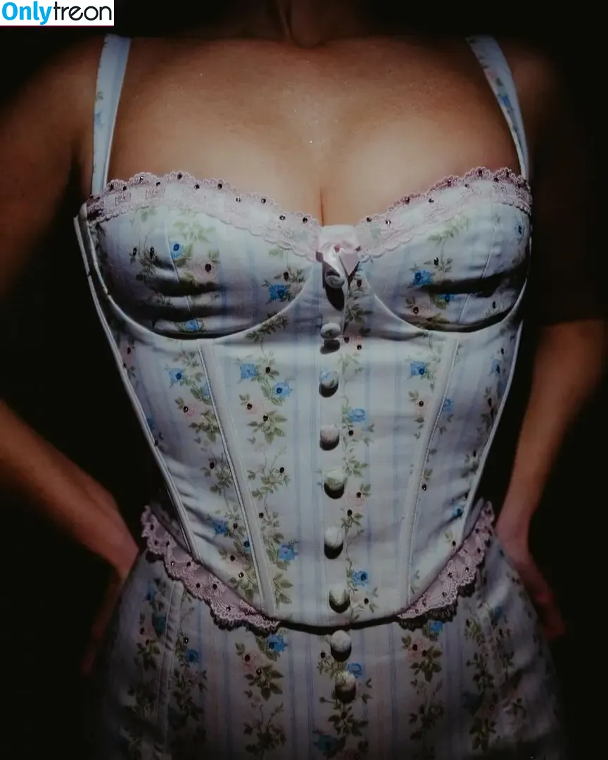 Kacey Musgraves nude photo #0392 (heavenlyyhazel / spaceykacey)