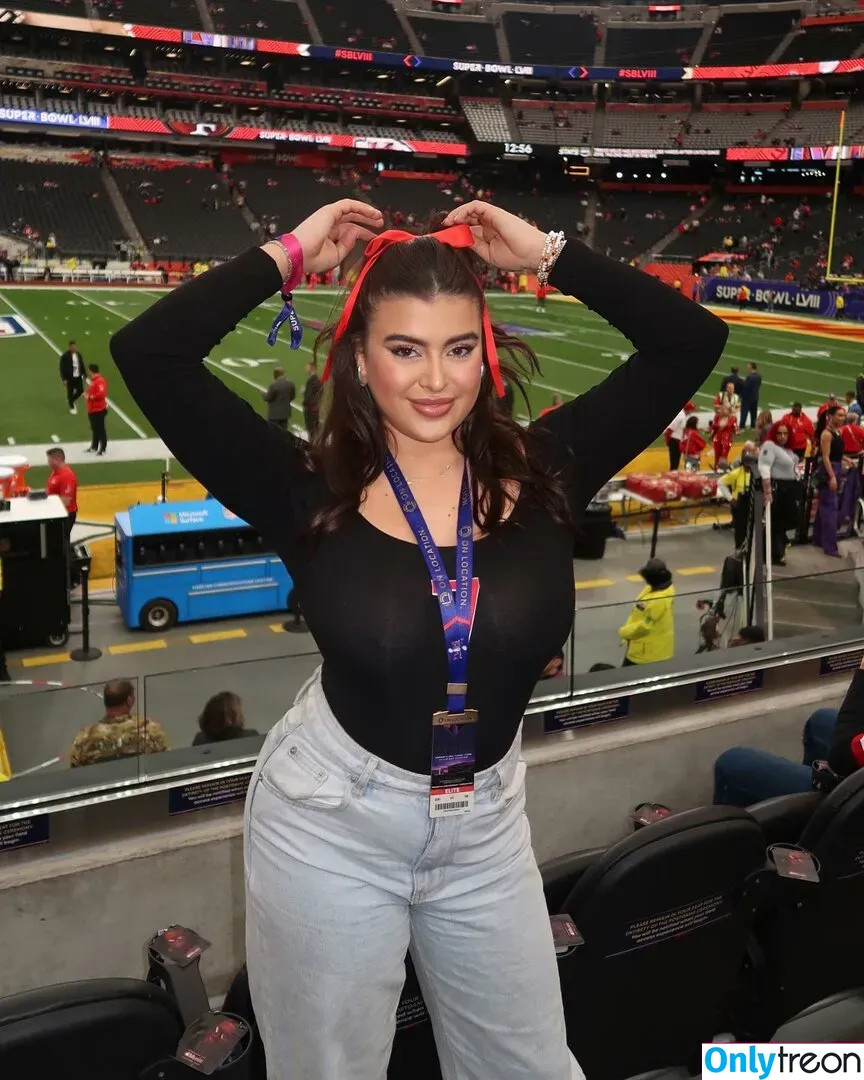 Kalani Hilliker голая photo #0399 (kalanihilliker)