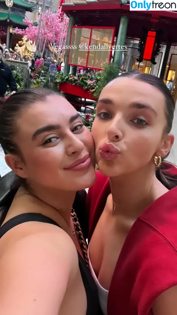 Kalani Hilliker голая photo #0401 (kalanihilliker)