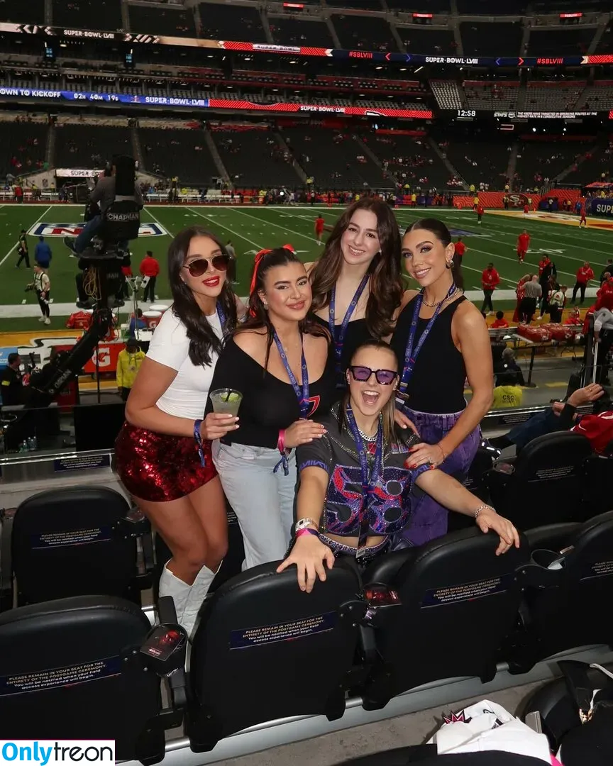 Kalani Hilliker голая photo #0402 (kalanihilliker)