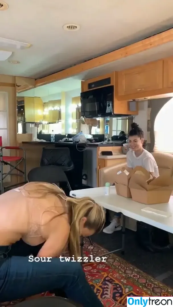 Kaley Cuoco голая photo #0622 (kaleycuoco)