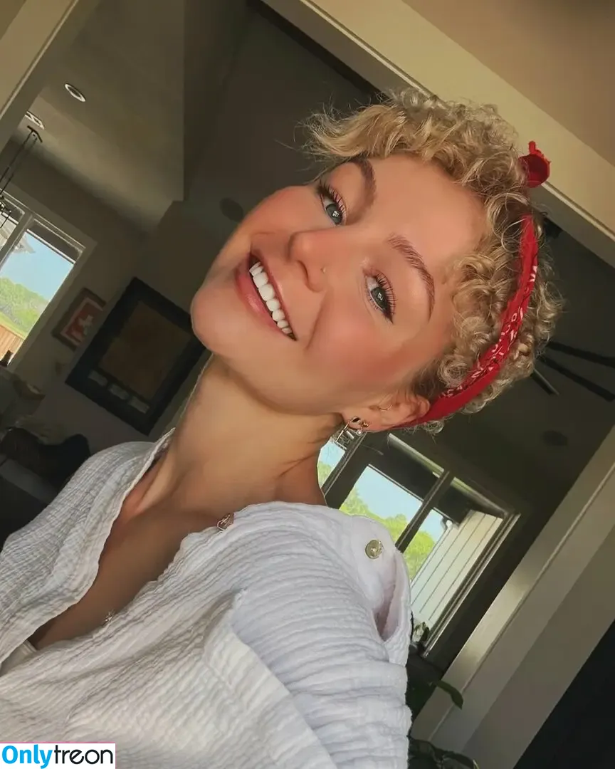 KallMeKris nude photo #0568 (kriscollins)