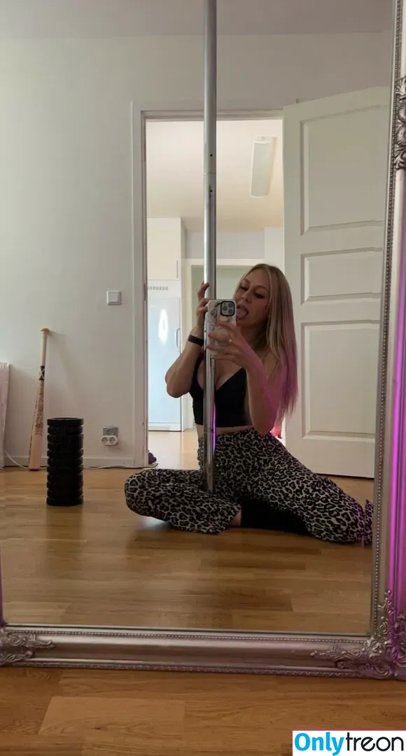 Kandyland nude photo #0236 (Kandylul / swishersweet13)