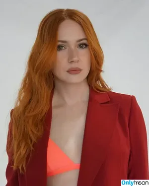 Karen Gillan / karengillan nude photo #0736