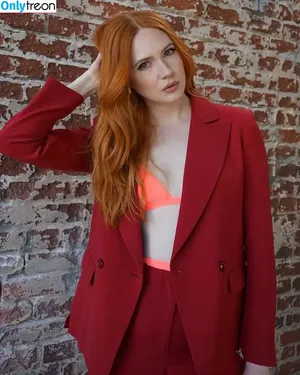 Karen Gillan / karengillan nude photo #0737