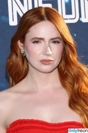 Karen Gillan / karengillan nude photo #0742