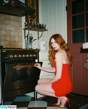 Karen Gillan / karengillan nude photo #0757